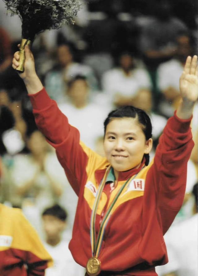 邓亚萍跨界羽毛球,儿子林瀚铭球技不输老妈,邓亚萍表示全力支持