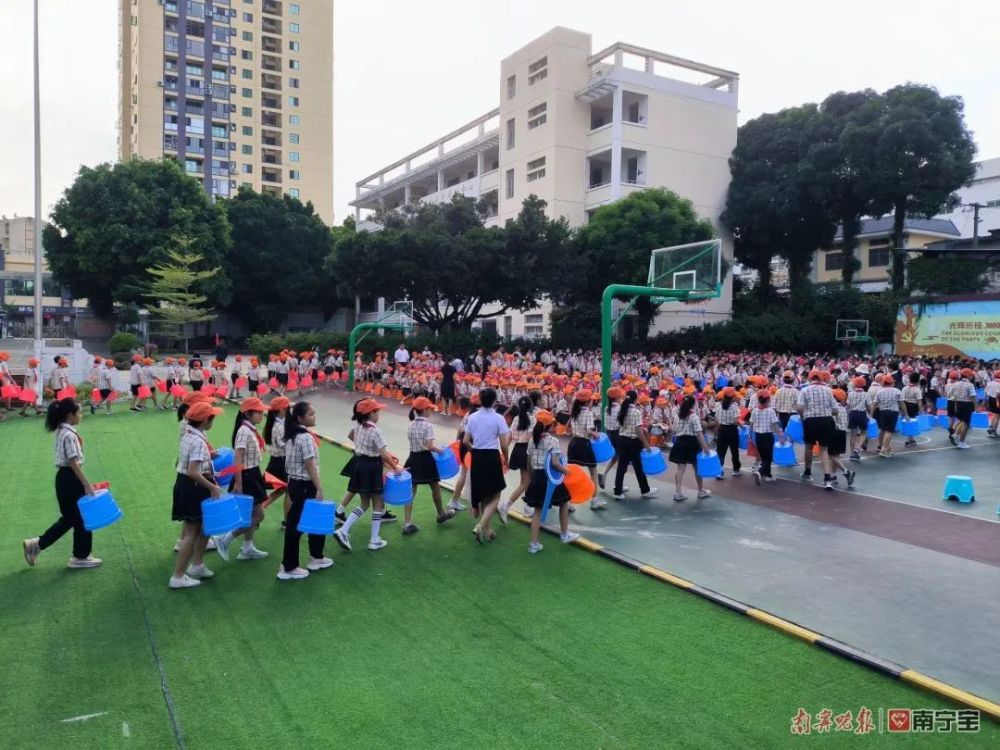 一批學生南寧市良慶區金良路小學南寧市高新小學西校區學校領導給新生