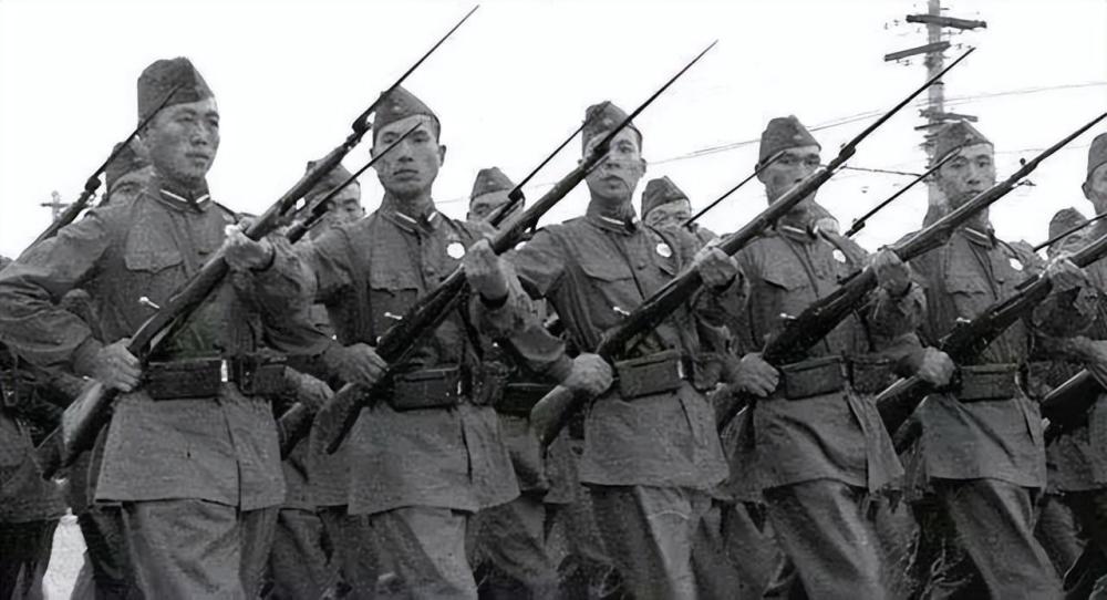 53式军刺仿制于莫辛-纳甘m1944步骑枪枪刺,其较长的刀身和令人敬畏三