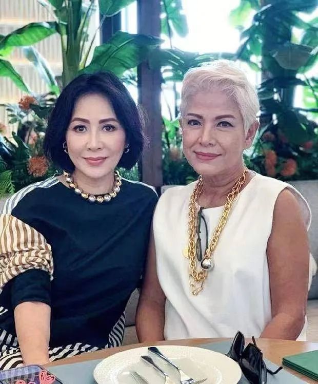 当天在场的还有他们的妈妈张淑仪,一头银发很有辨识度,和刘嘉玲一样都