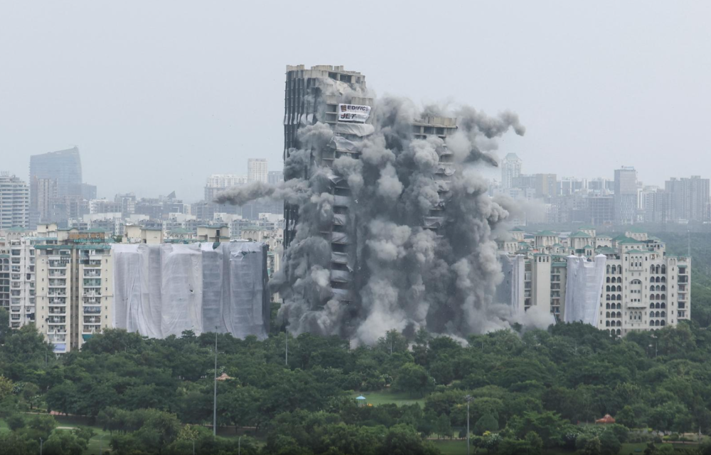 爆破百米高“双子塔”，印度迄今最高违建被拆除蜜芽737.mon.忘忧草大豆网