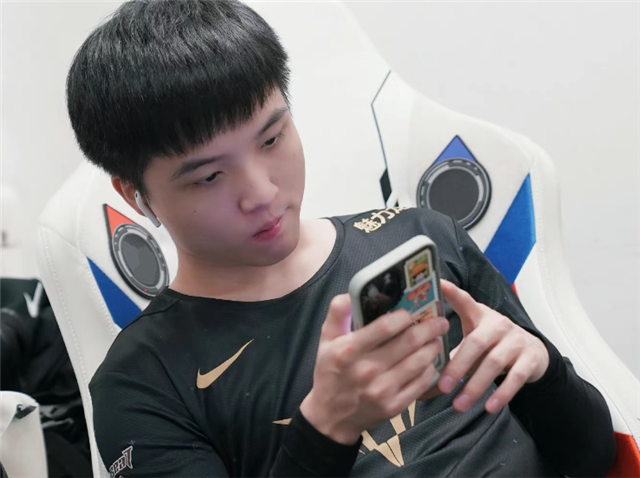 bin透露不跟小龙堡击拳的原因，刘青松开播哽咽，诉说妈妈的不易_腾讯新闻