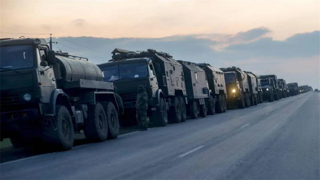 10辆弹药运输车一上桥就开火,乌军掌握准确信息,俄罗斯损失巨大