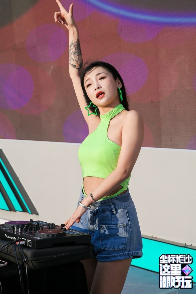 不看后悔最美绿衣dj小姐姐亮相这里潮好玩嘉年华