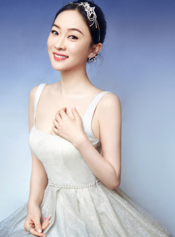 霍思燕越活越年轻了,一袭白裙美回巅峰时期,这优雅又迷人