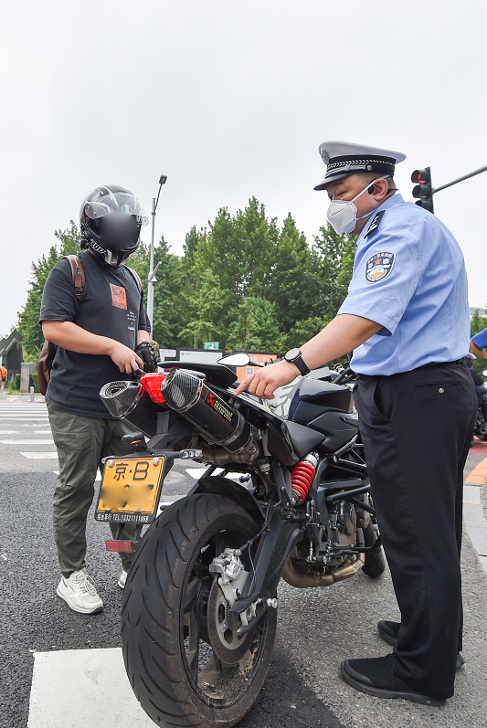 电子眼拍不拍摩托车违法行为？北京交管部门回应人教版八年级上册英语目录