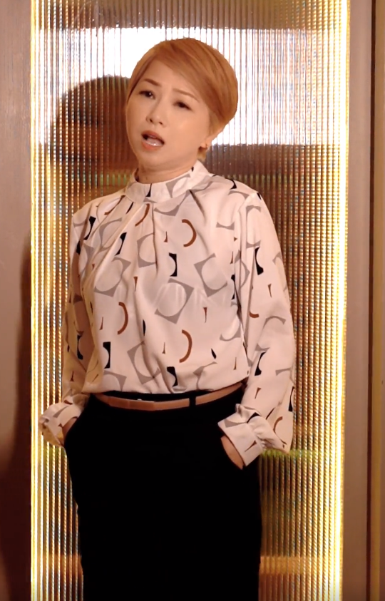 56岁港星刘玉翠秀歌喉!双下巴抢镜显老态,自曝定居内地领退休金