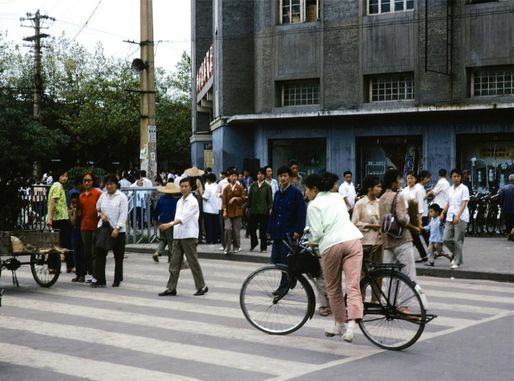 80年代成都老照片:青年路,春熙路口,未來號天橋,梭梭板_騰訊新聞