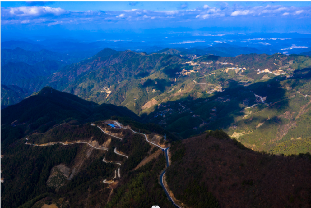 徽州天路横跨屯溪,歙县,休宁下辖的8个乡镇,由休宁境内的璜尖公路