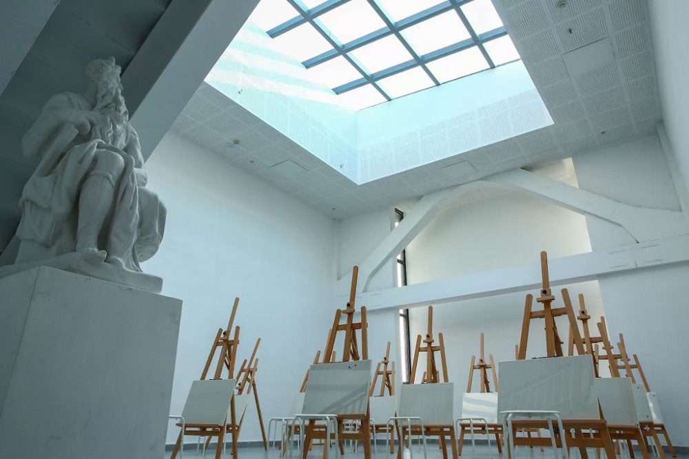 天光画室艺术中心接待大厅艺术餐厅室内体育馆学校以一流的美术教学