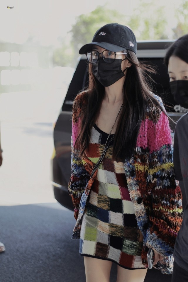 杨幂最新机场照流出穿吊带短裙秀白皙大长腿包裹严实眼角带伤