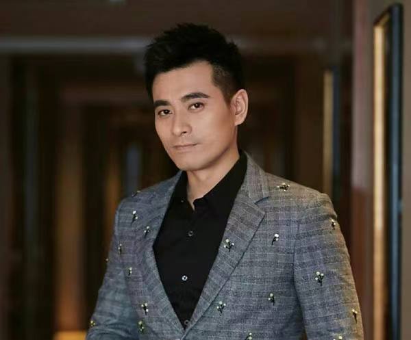 46岁陈龙近照大变样,满头白发胡子拉碴,皮肤被晒脱皮模样难辨认-腾讯