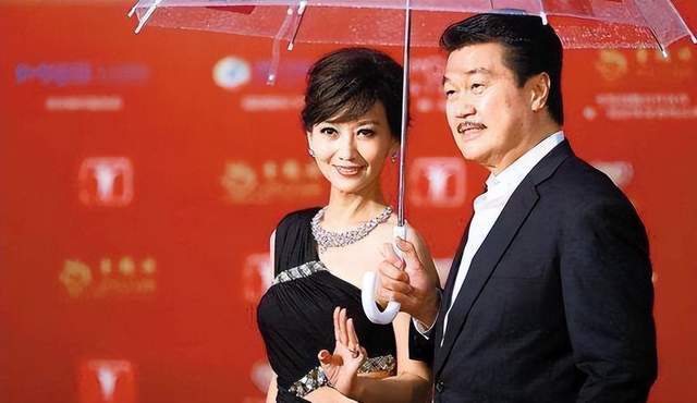 生了两个孩子,最后因为感情破裂离婚;28岁的时候她又和演员黄锦燊结婚