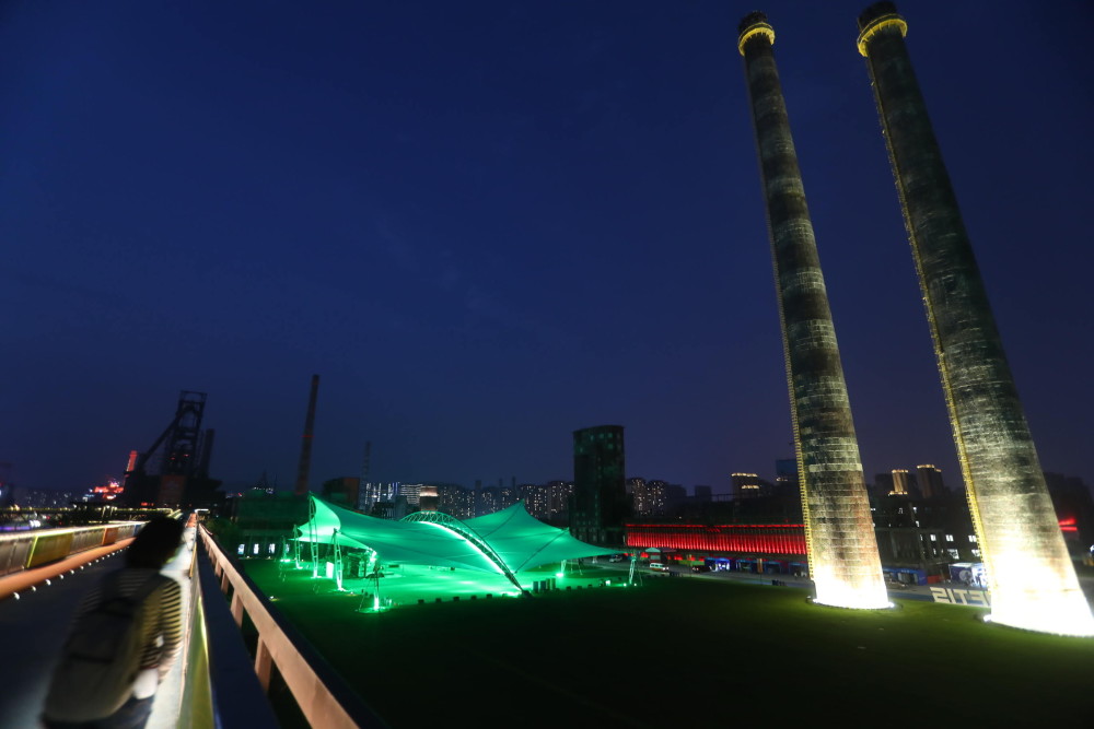 市民游客纷纷来到首钢园欣赏夜景,一个五彩缤纷,璀璨夺目,活力四射的"