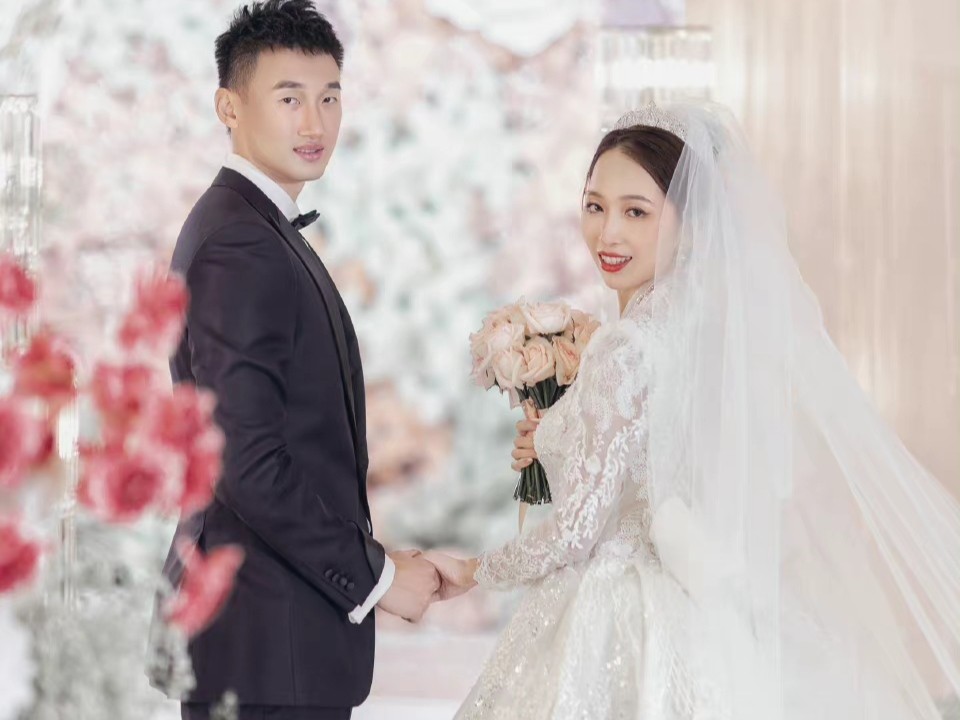 李京龙大婚:妻子颜值高,李春江喜笑颜开,朱芳雨丁彦雨航出席_腾讯新闻