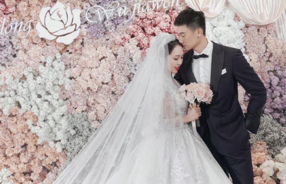 李京龙大婚:妻子颜值高,李春江喜笑颜开,朱芳雨丁彦雨航出席_腾讯新闻