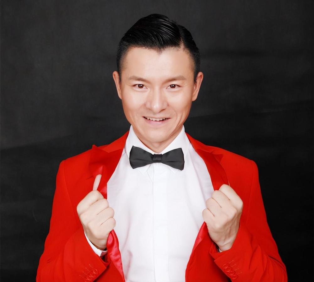 教海哗的经历恰恰反映出了当下"山寨艺人"的一个现状,那就是依靠模仿