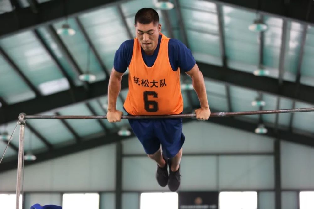 单杠卷身上,双杠摆动臂屈伸的比武赛场上喊声阵阵,白山市森林消防支队