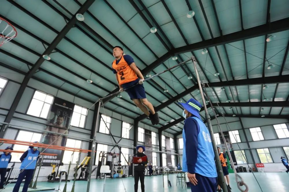 单杠卷身上,双杠摆动臂屈伸的比武赛场上喊声阵阵,白山市森林消防支队