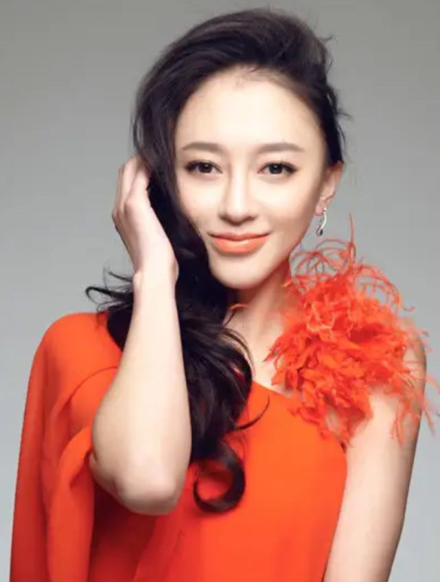 在2009年的时候,长相漂亮还有175 cm身高的马薇参加了"环球小姐"中国