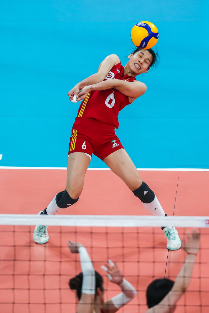 在比赛中扣球.新华社发