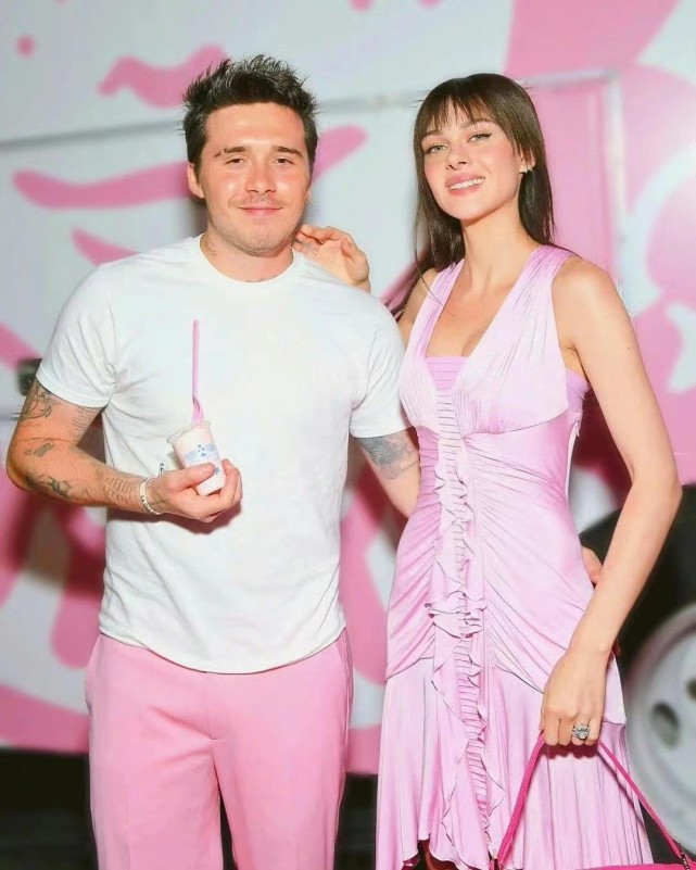 大布宠妻宠出新高度!特意穿少女粉跟老婆衣服匹配,当众亲吻超甜