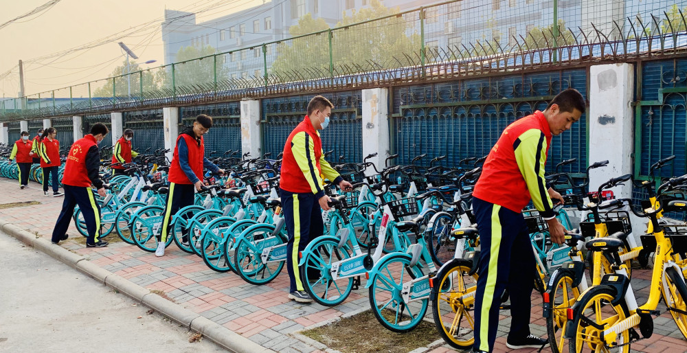 圖為天津市勞動保障技師學院學生志願者從事志願服務活動.