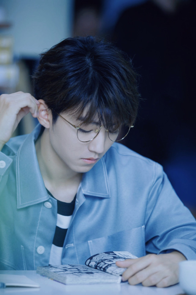 王俊凯是浅秋里,清爽的克莱因蓝