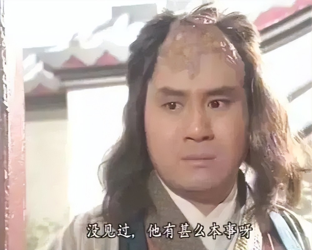 tvb的台庆颁奖典礼上,麦长青手握奖杯,扬眉吐气.