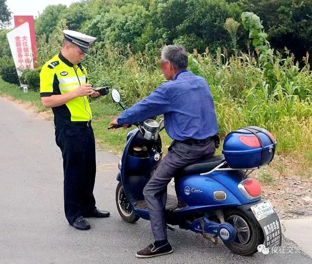【文明城市创建】曝光台电动自行车,摩托车不佩戴头盔违法行为!
