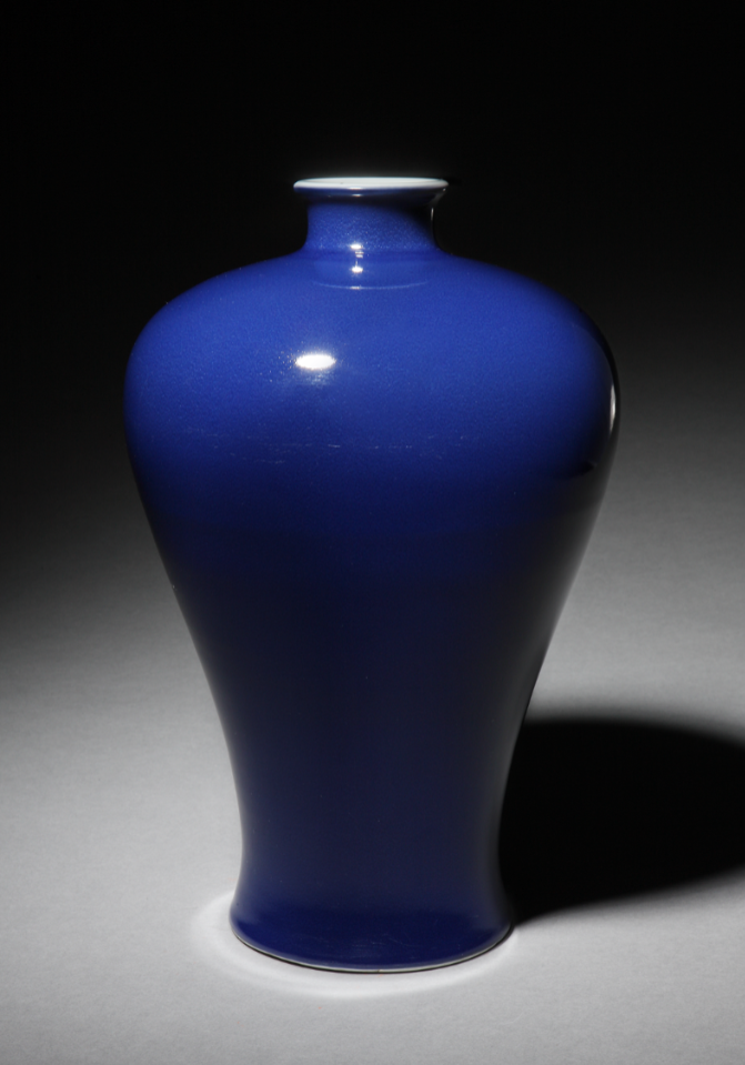 清雍正 霁蓝釉梅瓶清雍正 霁青瓶乾隆时期霁蓝釉瓷器多采用描金地加