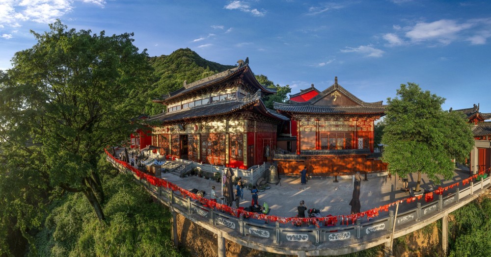 山上有一座彰仙观,大殿清凉,无须风扇,空调,悠悠然炎热时光随着树影