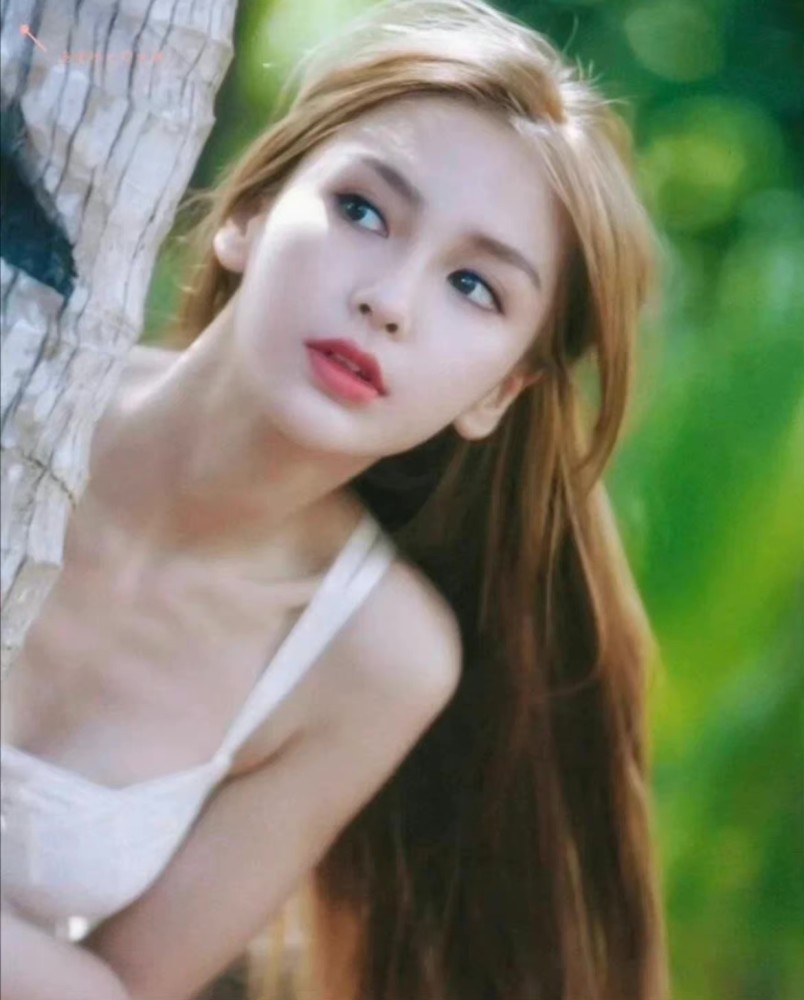 不禁让我想起年轻时的杨颖,那时候的杨颖很喜欢染发,金棕色的头发真