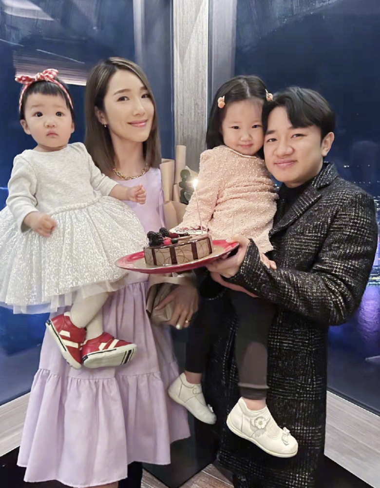 王祖蓝携妻女拍大片,高质量摆拍全家福,长女镜头感足幼女不配合