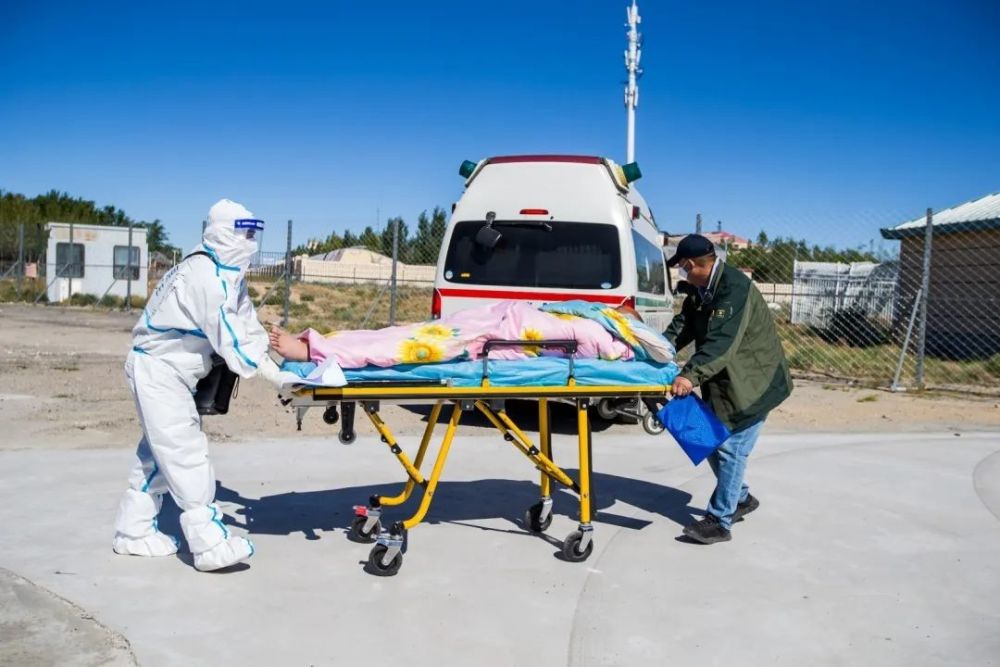 伤者病情加重,急需回国进行治疗,现正乘坐救护车从乌兰巴托市紧急回国