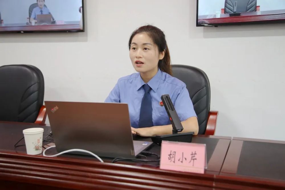 8月29日,古蔺县人民检察院纳爱纽扣团队的检察官胡小芹利用共享课堂