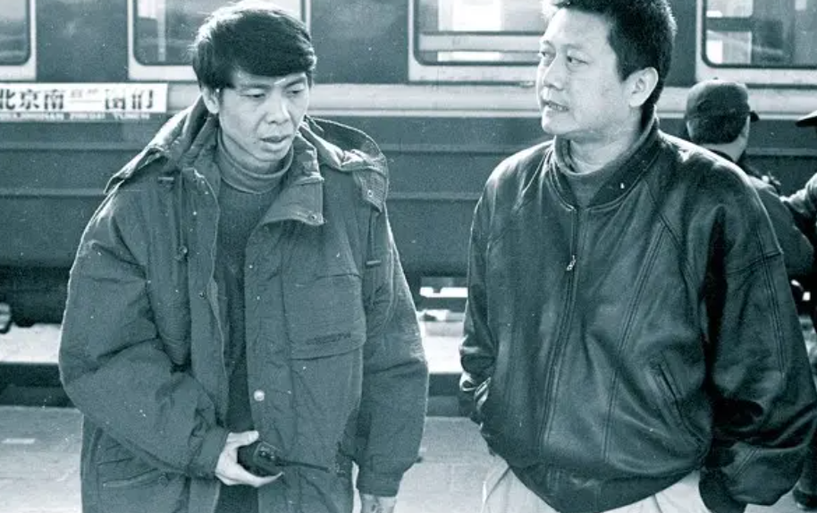 年轻时嚣张气盛的王朔,年过花甲满头白发,与网红合影满脸慈祥_腾讯