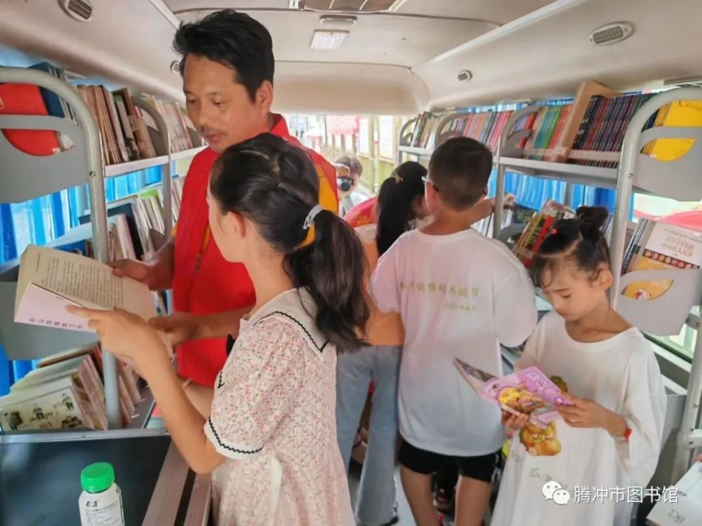 腾冲市图书馆和顺图书馆把流动图书车开进了新华乡