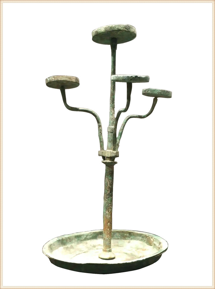 四枝青铜灯 赫章可乐8号墓出土值得一提的是,赫章可乐出土的汉代灯具