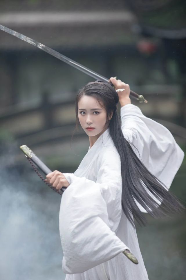 峨眉派出了个"提剑丢垃圾女侠"?