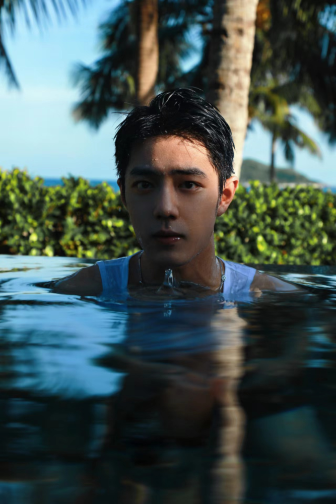 肖战晒泳池大片,大玩"湿身诱惑",裸露胸肌背肌,这身材绝了