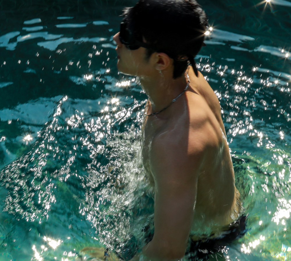 肖战晒泳池大片,大玩"湿身诱惑",裸露胸肌背肌,这身材绝了