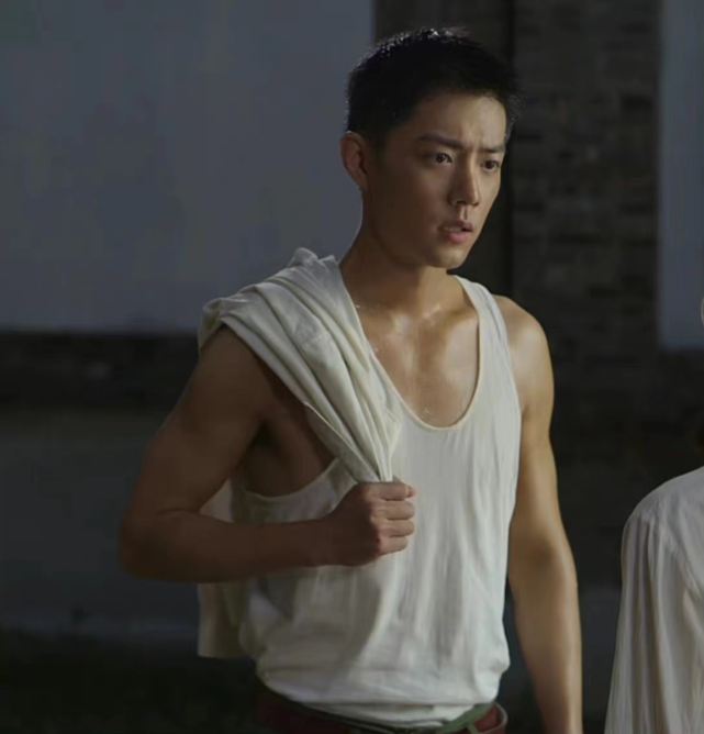 肖战晒泳池大片大玩湿身诱惑裸露胸肌背肌这身材绝了