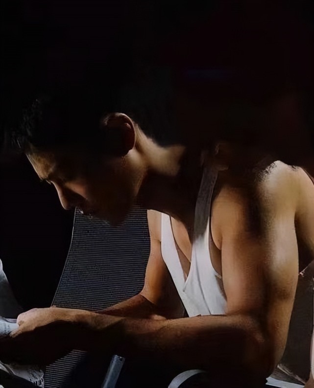 肖战晒泳池大片,大玩"湿身诱惑",裸露胸肌背肌,这身材绝了