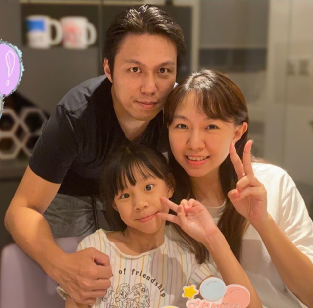 从之前公开的全家福来看,他的五官端正,气质斯文,跟卓依婷相当般配.