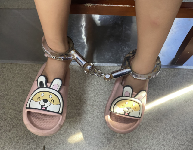 湘西一5岁女童捡来生锈手铐,把自己"铐"进消防队