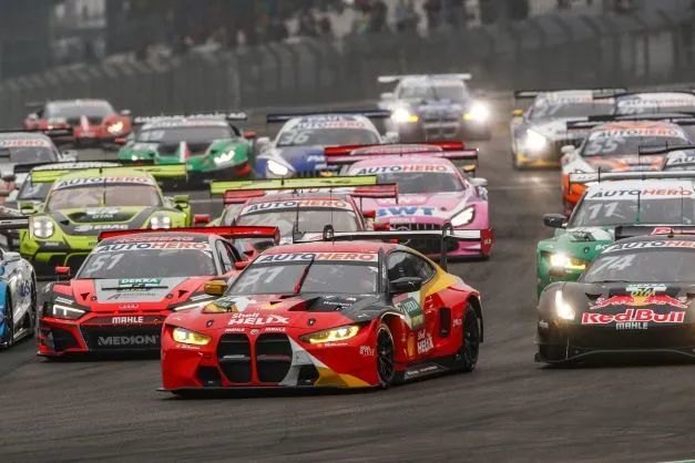 驾驶74号法拉利488 gt3 evo 2020赛车的fraga依靠"火箭发车"在第一圈