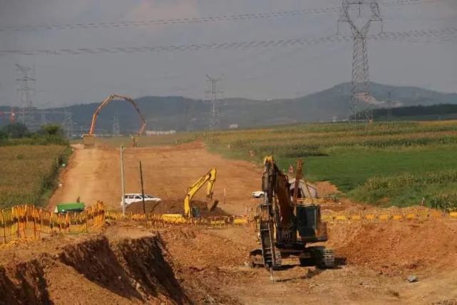 绕城公路南环施工现场负责人杨志告诉记者,绕城公路南环工程自7月中