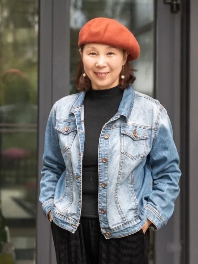 就是一位无惧年龄的女性,虽然已经65岁了,但视觉年龄却看起来像个中年