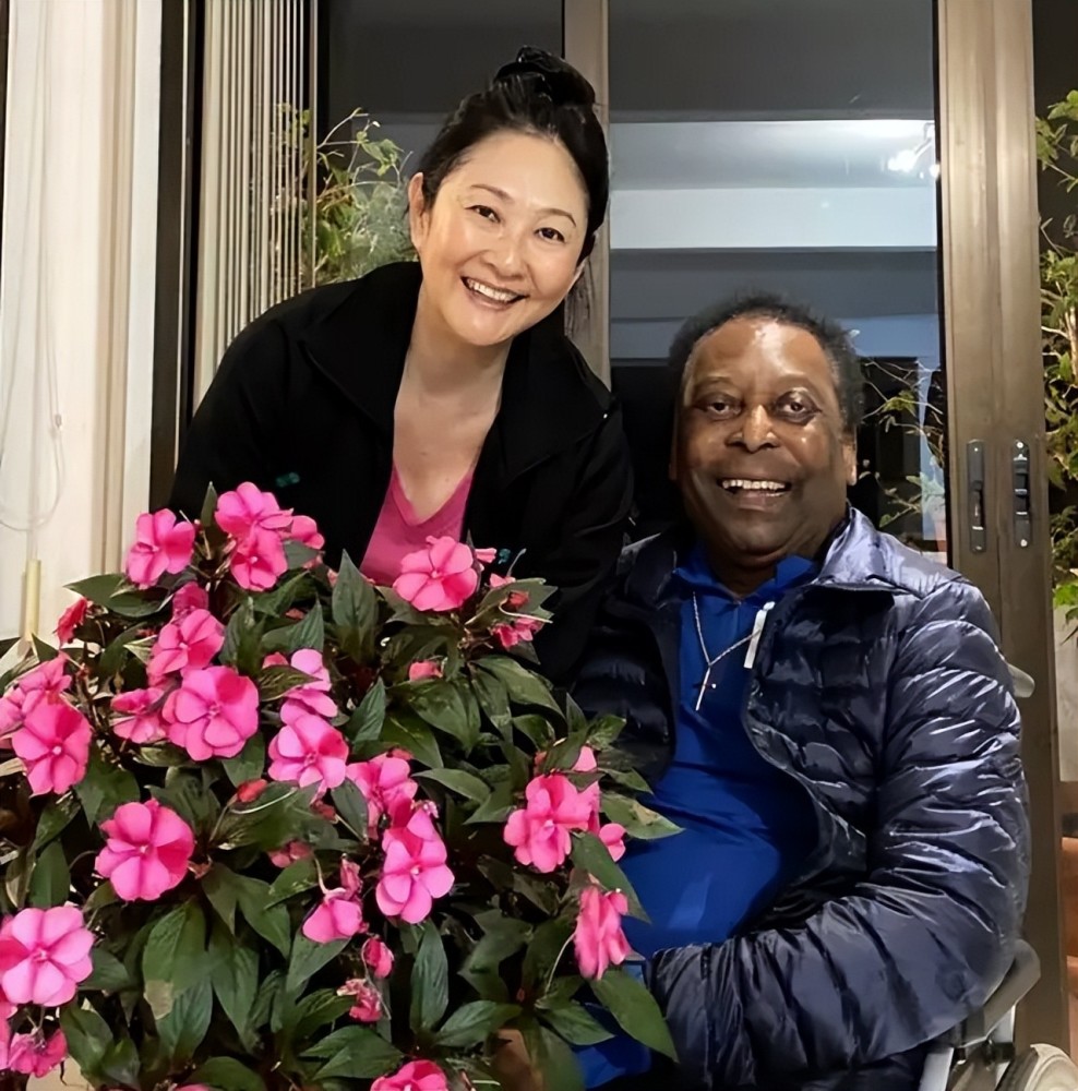 82岁贝利晒与日本妻子合影,连写5个感谢:正与病魔对抗_腾讯新闻